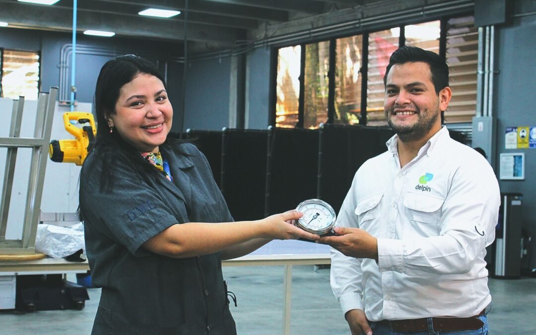 Donación de equipo para UCA