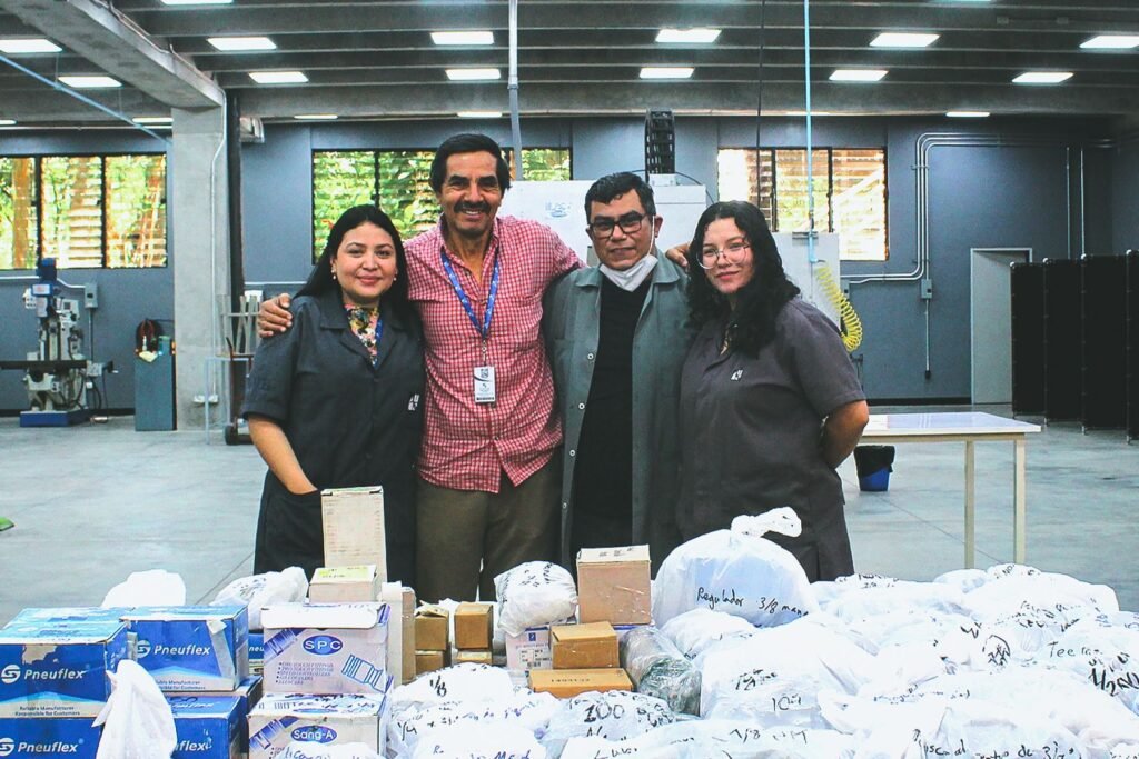 Donación de equipo para UCA